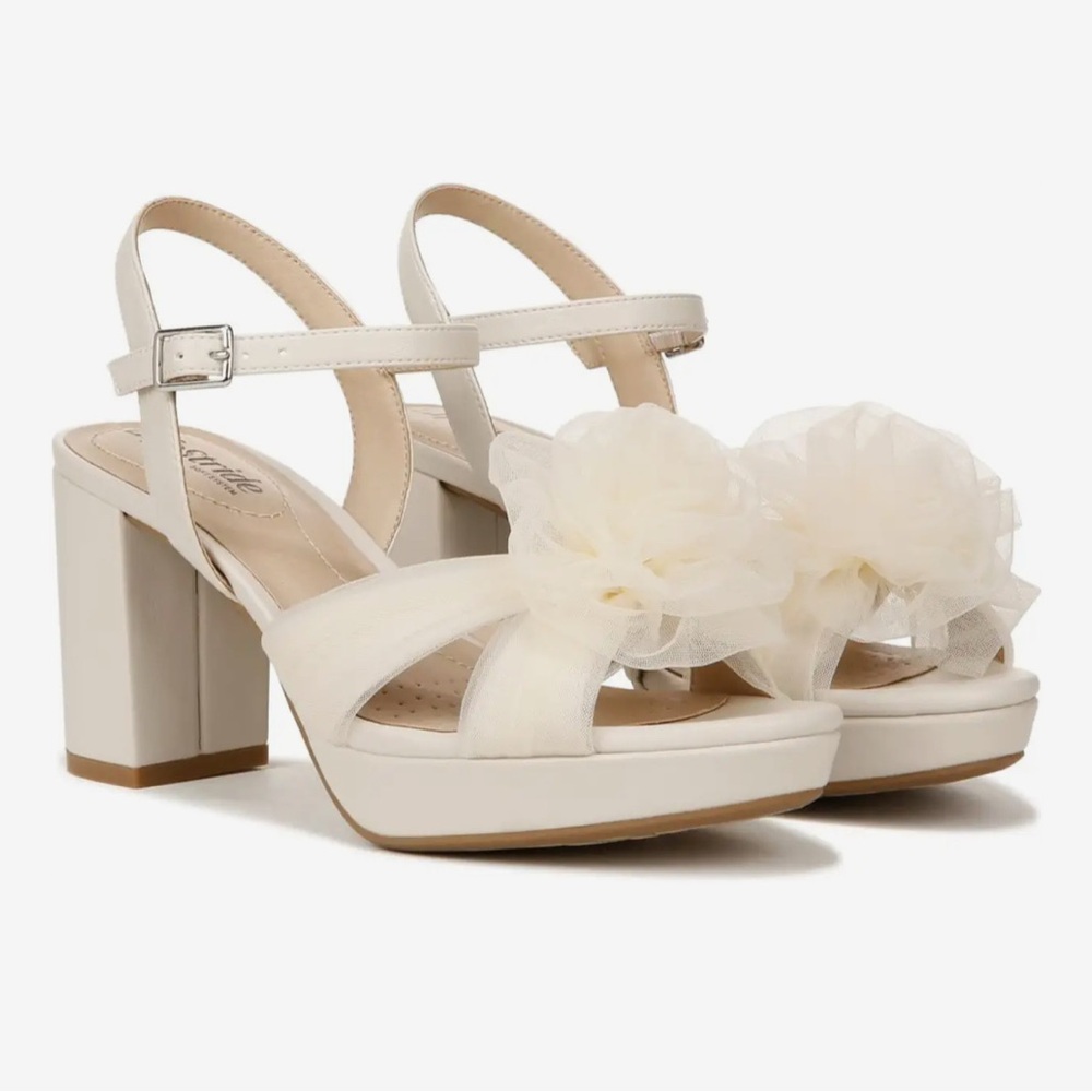 NWT Life Stride Cream Floral Block Heels